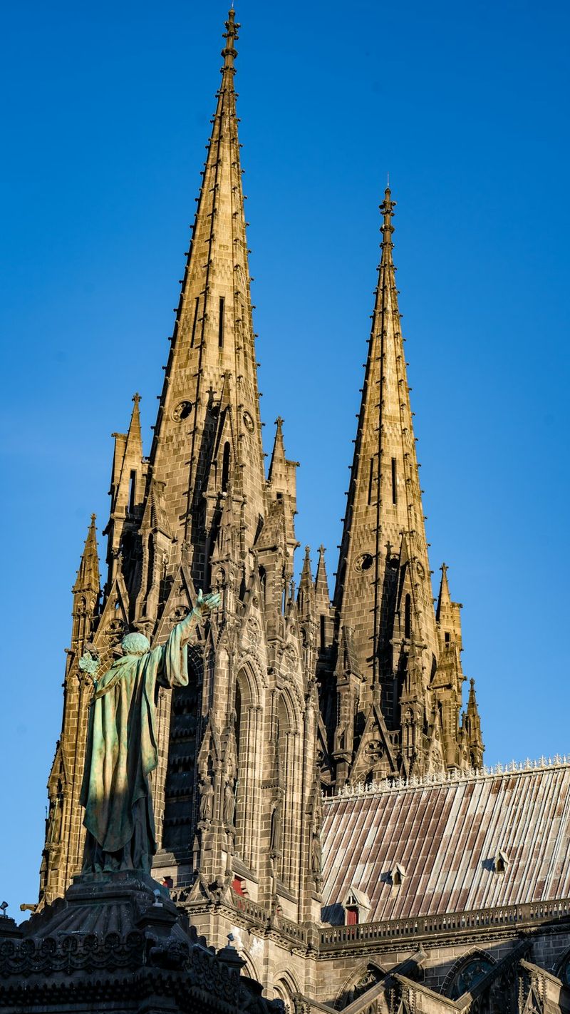 Les flèches de la cathédrale de Clermont-Ferrand